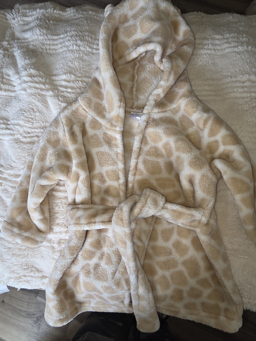 Hudson Baby Giraffe-Print Plush Hooded Robe in Cream and Tan
